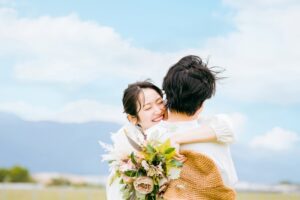 青空の下の男女