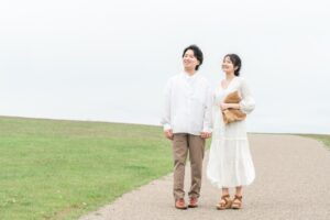 道を歩く男女